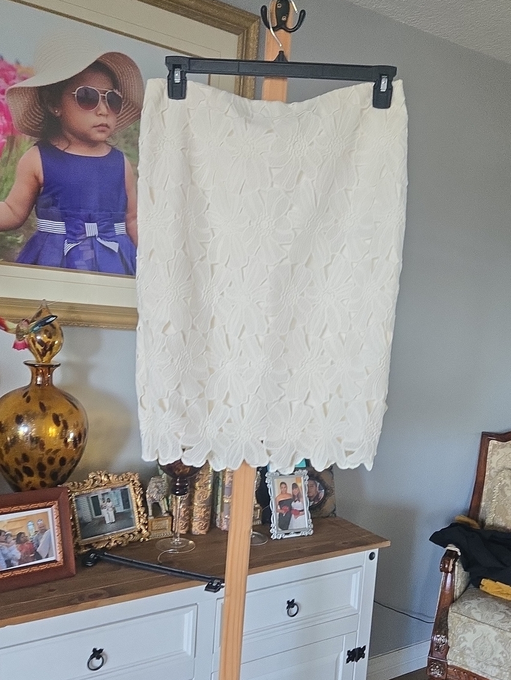 Ann Taylor Cream Floral Lace Pencil Skirt